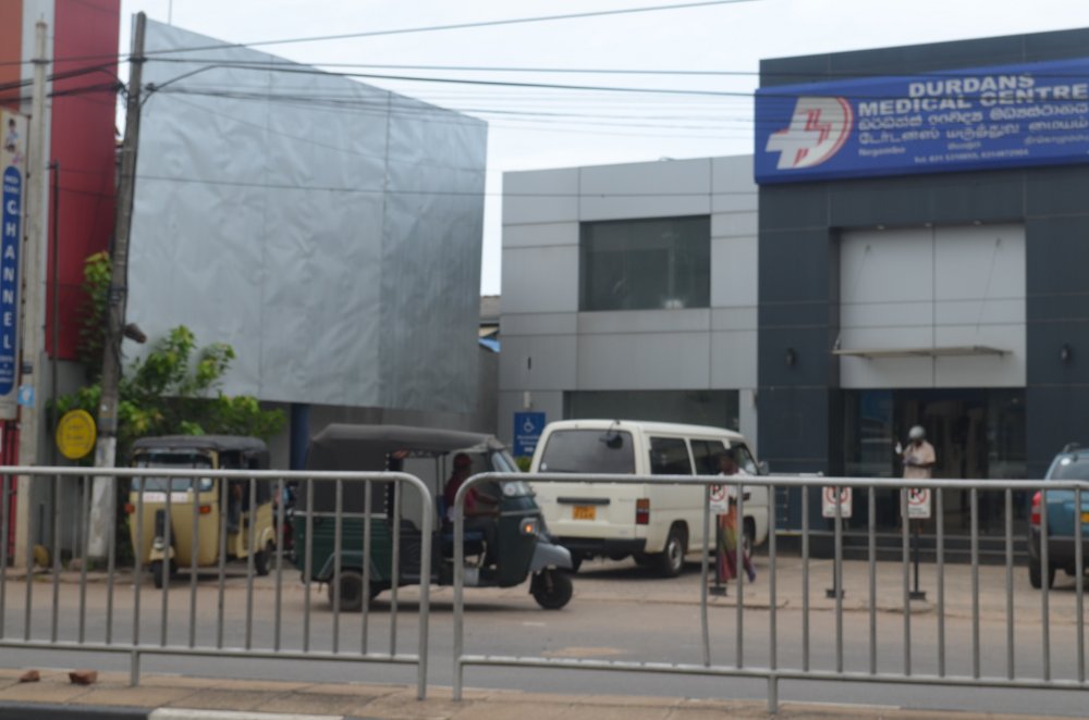 මීගමුව රෝහල ඉදිරිපිට පදිකයන්ට මරු කැදවන මරුකපොලු? 3 මගින්ට මරුකැදවන රෝහල ඉදිරිපිට කපොලු