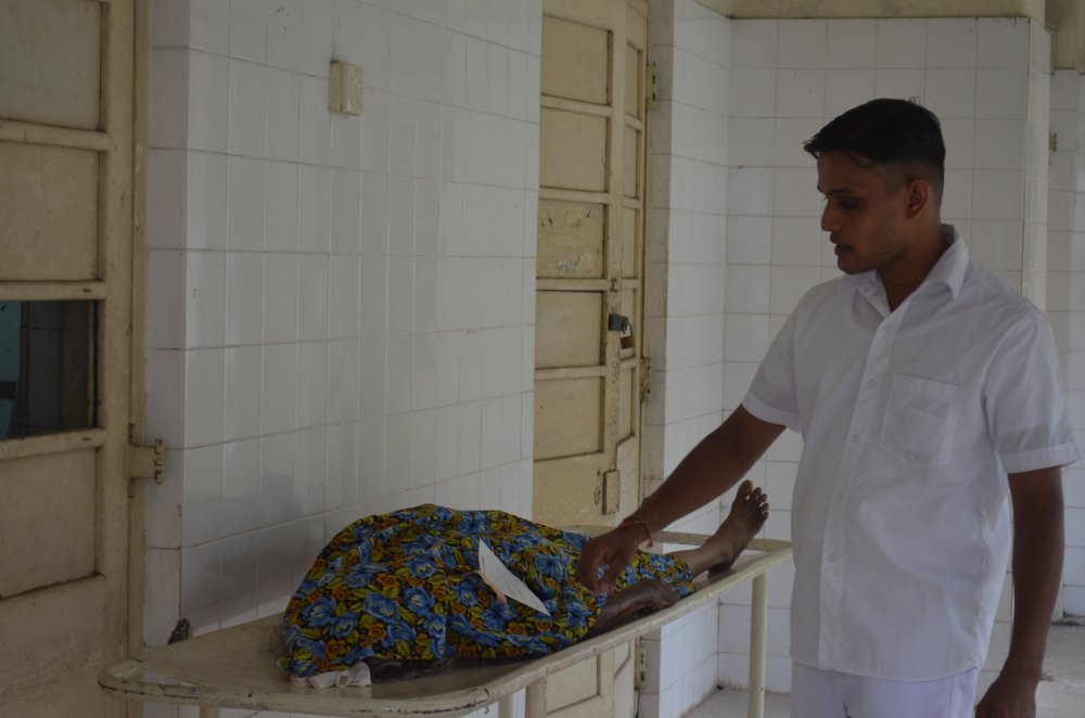 මීගමුව රෝහල ඉදිරිපිට පදිකයන්ට මරු කැදවන මරුකපොලු? 5 කපොල්ලෙන් පනින්න ගිය මවක් රථයක ගැටි මිය යයි.