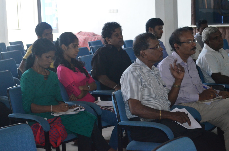 මාධ්ය නිදහස වෙනුවෙන් පෙරමුණ ගත් සටන් සගයෙකුගේ හදිසි නික්ම යෑම 13 2014 නොවැ 30 වනදා වැලිගමදි පැවැති මාධ්ය වැඩමුළුවට සිය දියණියද සමගින් පසන් එක්විය.