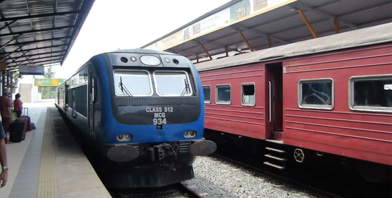 Yal-Devi-Train-at-Jaffna-Station