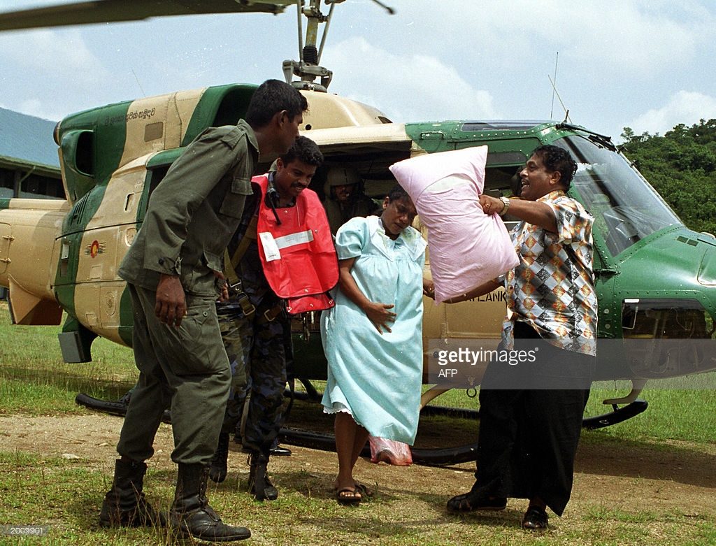 ගංවතුර මැද උඩු ගුවනේදී දරු උපතක් 1 2003 ගංවතුර අවස්ථාවේ ඡායාරූපයකි