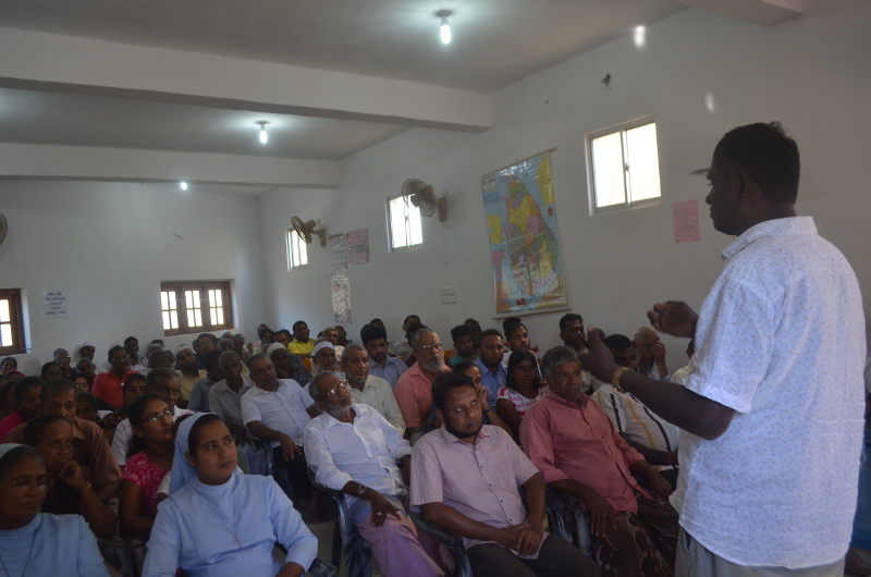මීගමුවේ ඩෙංගු මඩින්න හිටපු නාගරික මන්ත්රිවරුත් වැඩට බසිති ! 2 dengu meeting 6