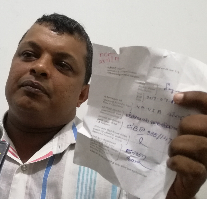 මාධ්යවේදින්ට, රාජ්ය නිළධාරින්ට පහර දෙන මැරයන් නලවන කොමසාරිස් පාලනයට එරෙහි වෙමු ! 2 පහරකැමට ලක්වු මහජන සෞඛ්ය පරික්ෂක වර්ණකුලසුරිය මහතා