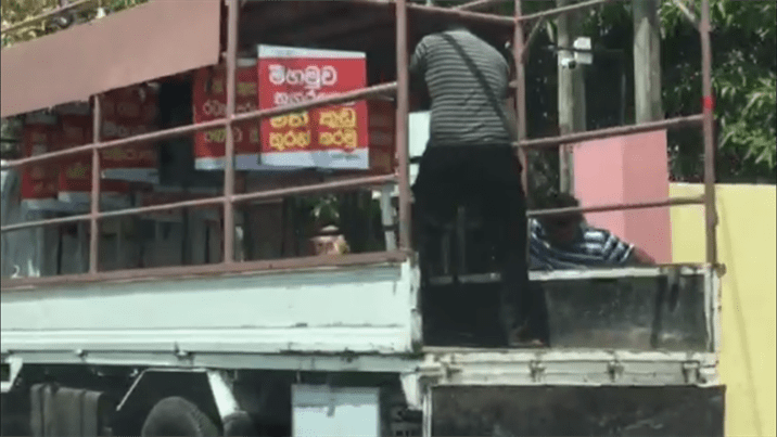 දයාන් ලංසාගේ කාර්යාලයට ගෙන ආ කට්අවුට් 