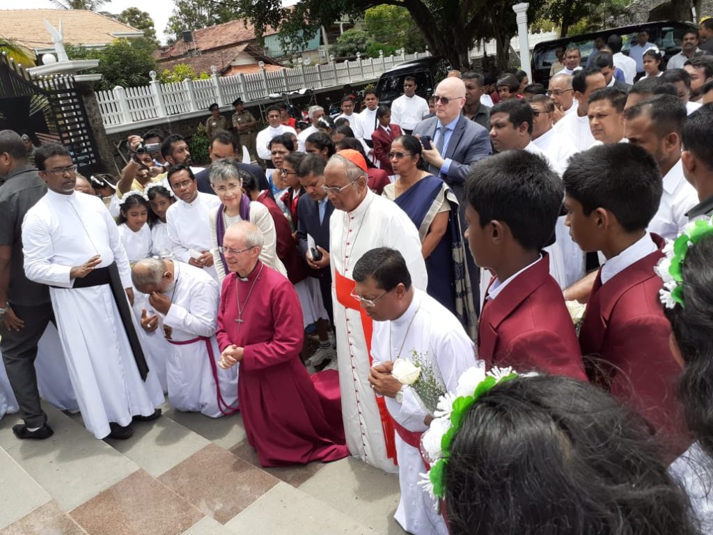 විපතට පත්වූවන් බැලීමට කැන්බරි අගරදගුරු හිමිපාණෝ කටුවපිටිය දේවස්ථානයට පැමිණෙයි 12 IMG-20190829-WA0007
