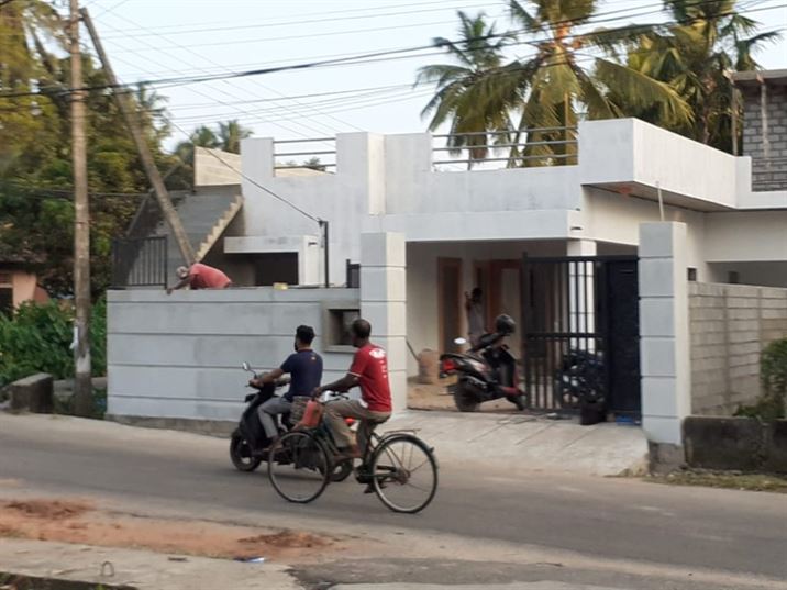 දළුපත අනවසර ගොඩනැගිල්ල කඩිමුඩියේ ඉදිකරන්නේ ලංසා පවුලේ හයියෙන්ද ? ගම්වැසියෝ ප්රශ්ණ කරති ! 13 IMG-20200116-WA0039