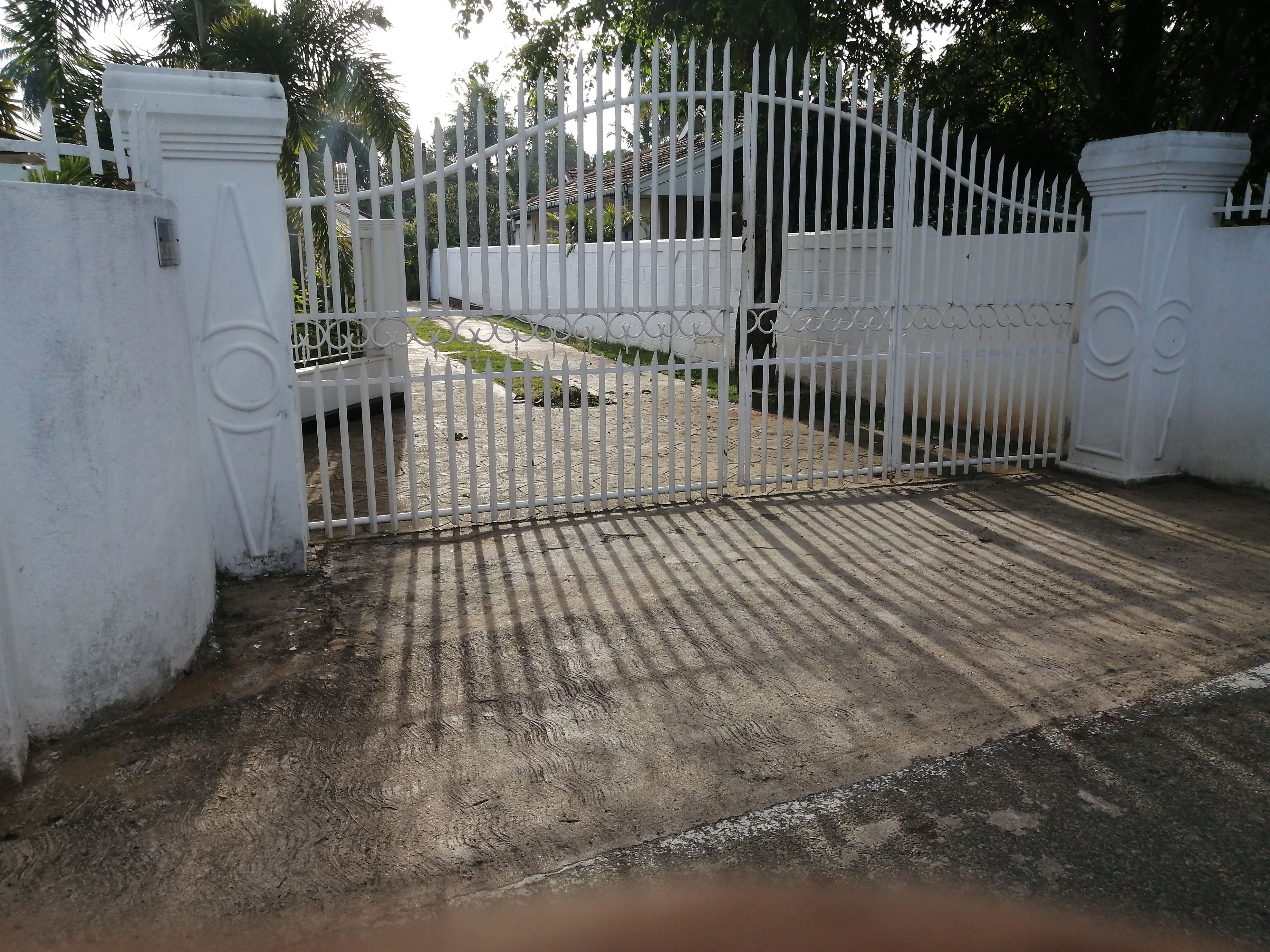 දෙපා තිරිසනෙකුගේ වෙඩි පහරින් සුනඛයෙකු ඝාතනය කෙරේ ..! 14 විශ්රාමික පොලිස් නිළධාරියාගේ නිවස