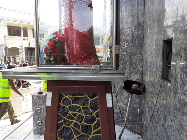කටුවාපිටිය ප්‍රතිමා විදුරු කුටියට ගලකින් ගසා තිබුන අයුරු