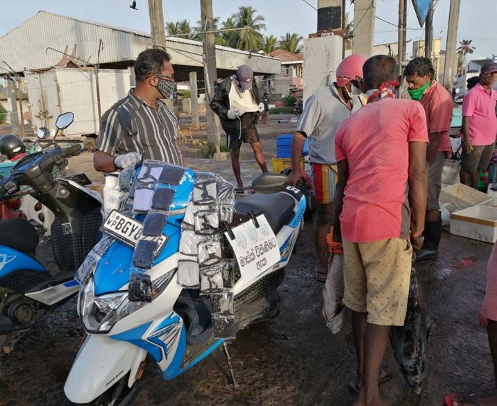 බුලත් විටි කඩ ,මාළු ලෙල්ලම් ඇතුළු හැමතැනම විකුණන මුඛ ආවරණ ගැන ප්රමිතිය බලන්නේ කව්ද ? 1 මංකුලිය මාළු ලෙල්ලමේ මුඛ ආවරණ අලෙවිය