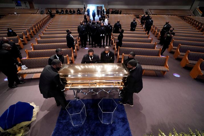 ෆ්ලොයිඩ්ගේ අවසන් ගමනට රන් ආලේපිත දෙණක් ! 5 The casket of George Floyd is placed in the chapel during a funeral service for Floyd at the Fountain of Praise church, in Houston, Texas, U.S., June 9, 2020. David J. Phillip/Pool via REUTERS