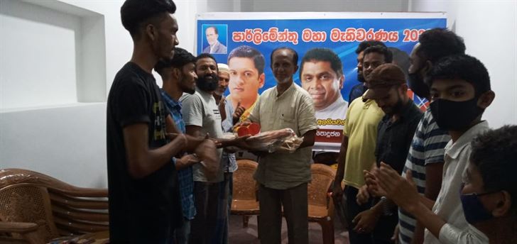 ශ්රිලනිප ෆරිස්ගේ එකම මනාපය ලංසාලු ? 10 නත්තල් පප්පාට ඇන්ද ෆරිස්