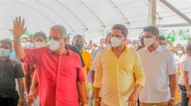 ජනපතිට සහ අගමැතිට බයේ මුඛ ආවරණ පළඳින දේශපාලකයෝ ..... 5 GR witha lansa.jpg