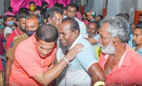 ජනපතිට සහ අගමැතිට බයේ මුඛ ආවරණ පළඳින දේශපාලකයෝ ..... 7 ජනපති අගමැති නැති විට සොෟඛ්ය නිති සියල්ල කඩන දේශපාලකයෝ