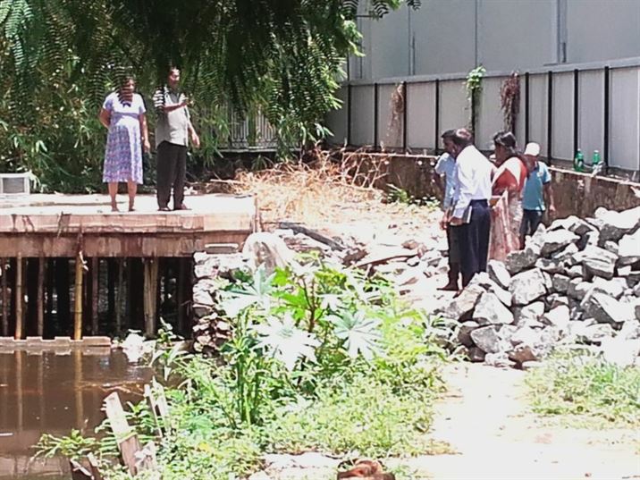 නගරාධිපති දයාන් ලංසා අවසර දුන් ''නීති විරෝධි පාලම'' ගමක් වතුරෙන් යටකරයි ? 5 නගර සභා නිලධාරින්ගේ නියෝග නොතකන ඉඩම් හිමියා