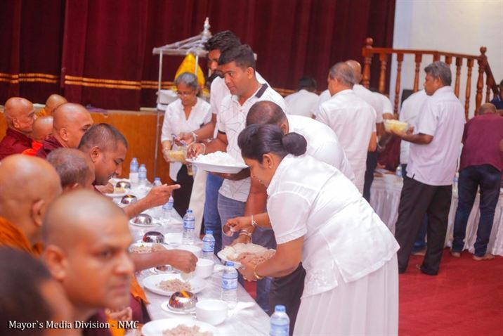 උතුම් ආගමික වත්පිළිවෙත් '' සංදර්ශන '' බවට පත්කරන මිගමුවේ දේශපාලකයෝ ... 13 රටට සහ පුරවැසියන්ට සෙත් පාතා යැයි ලේබල් අලවා පිරිතට ඇරුයුම්පත් යැයි තුන්වනි පංතියේ කොමසාරිස්වරිය