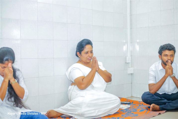අපි කිව්වා හරි ! මීගමු නගරාධිපතිගේ උපන්දිනය වෙනුවෙන් මහජන මුදලින් පිරිතක් ! 19 මහජන මුදලින් පිරිත සංවිධානය කළ නාගරික කොමසාරිස්වරිය