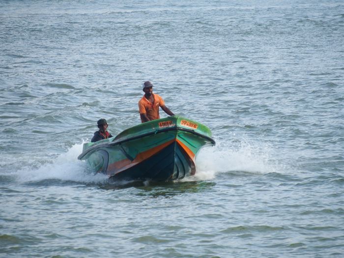 නැව ගිලෙයි ...වෙරළාසන්න ධිවරයන්ට අනතුරු ඇඟවිමක් ... 1 බෝට්ටු 10