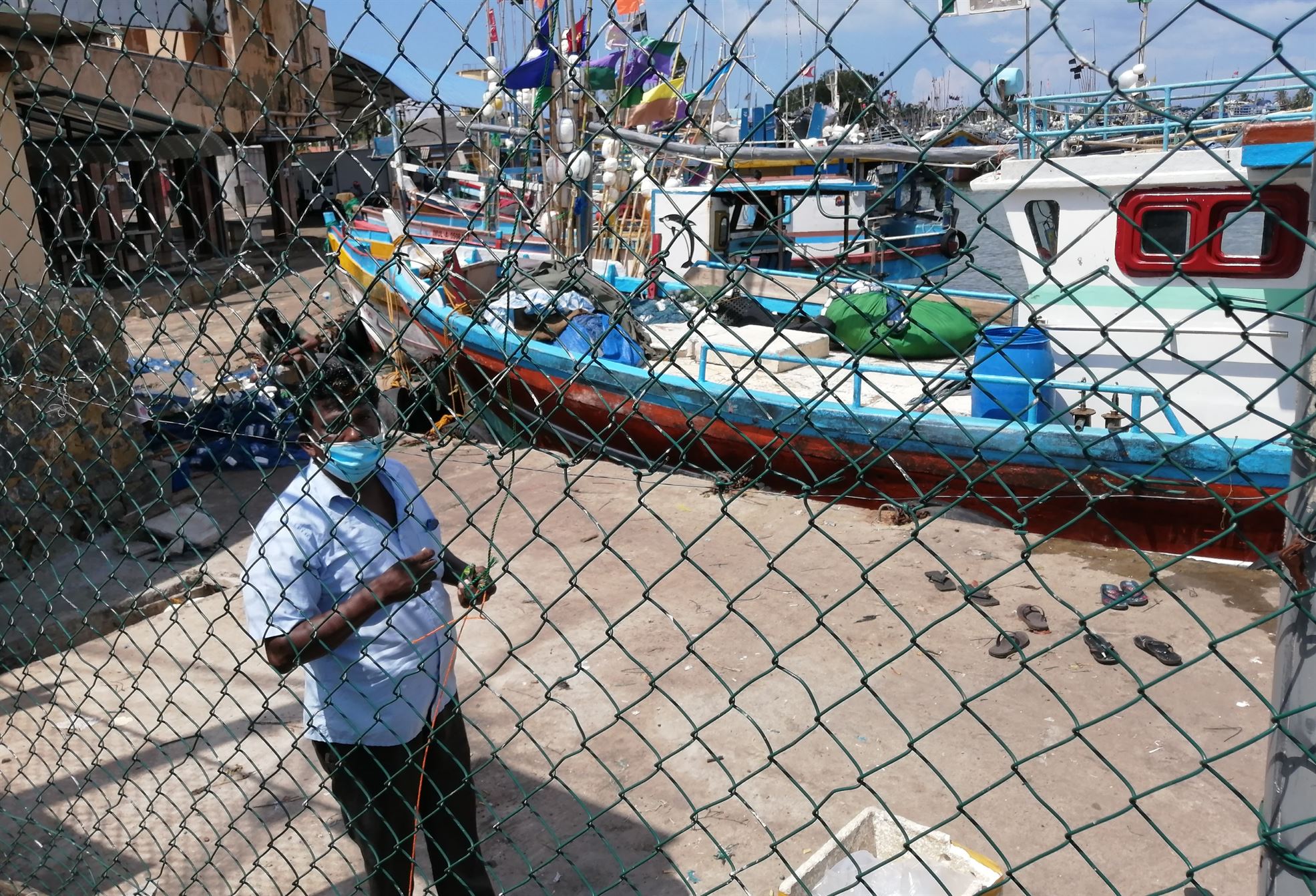 ඇඳිරිය අද ඉවත් කරනව කියපු හින්ද මාළුත් එක්ක ගොඩ ආපු මහ බෝට්ටුවලට වෙච්ච දේ ? 3 sdr