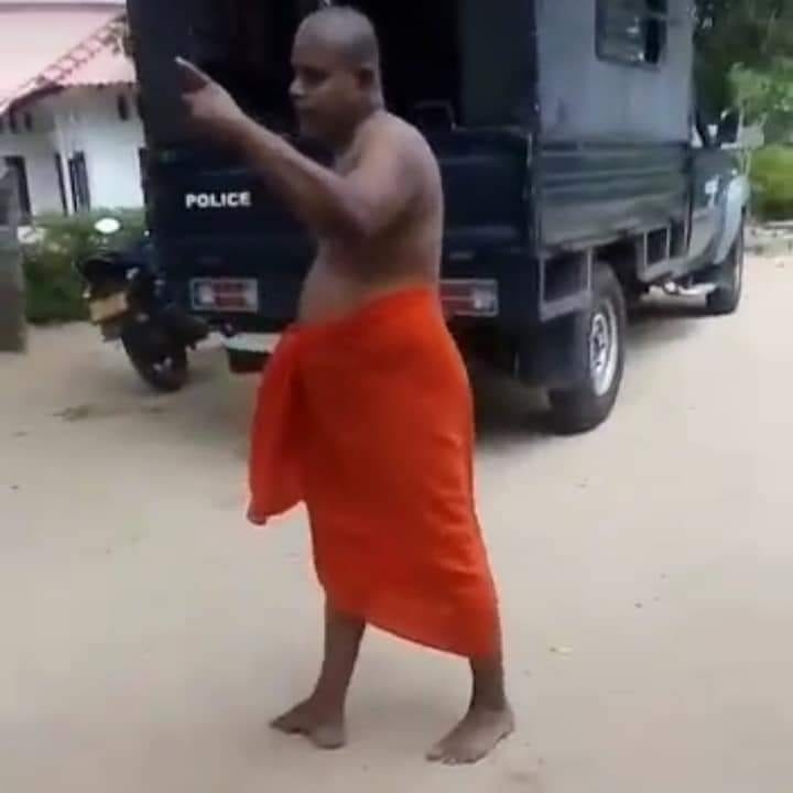 වෙරි මතින් ගම්වැසියන්ට පහර දිමට ගිය දකුණේ චිවරධාරියාට ඇප ? 1 165121299 1600356406840274 1666270961834582505 n