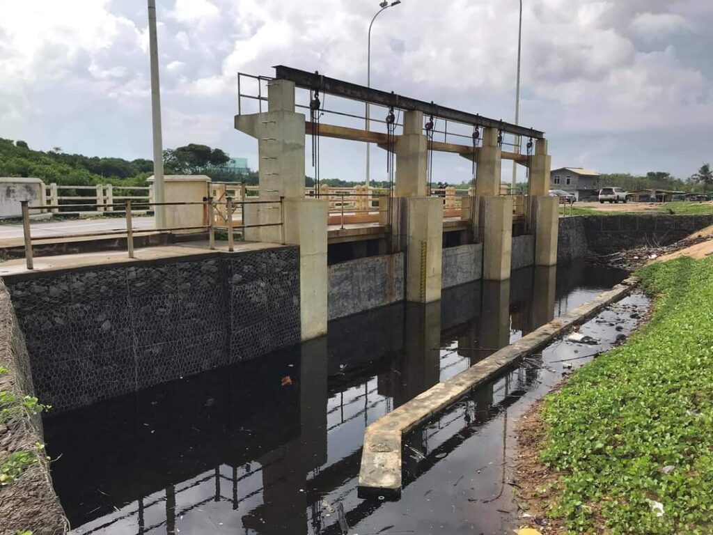 ගංවතුර බැස්සවීමට හැදූ ගංවතුර බැස නොයන උස්වැටකෙයියාවේ සොරොව්ව… 2 FB IMG 1622940312493