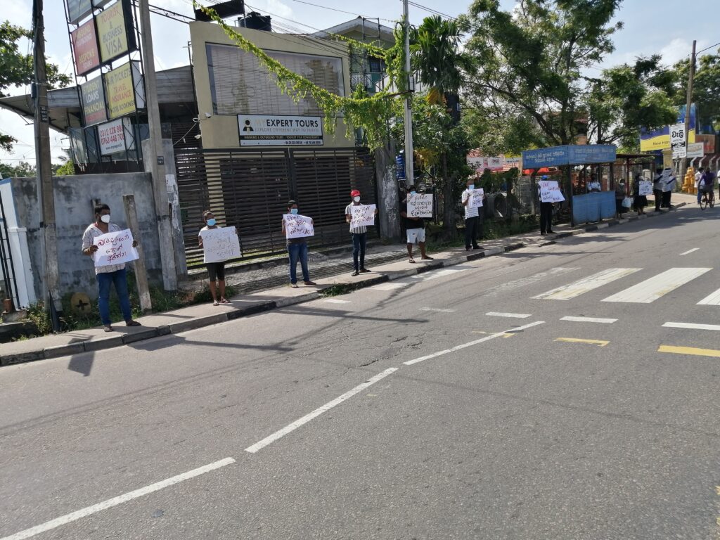 මිනිපෙට්ටි සාප්පුවට එරෙහිව මීගමුවේ අද විරෝධතා ... 11 IMG 20210704 100433