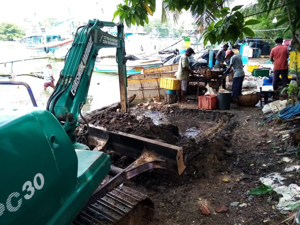 මීගමු කලපුව වනසන්නෝ වෙරළ සංරක්ෂණයේ දැලට කොටුවෙති. 1 IMG 20211105 WA0052