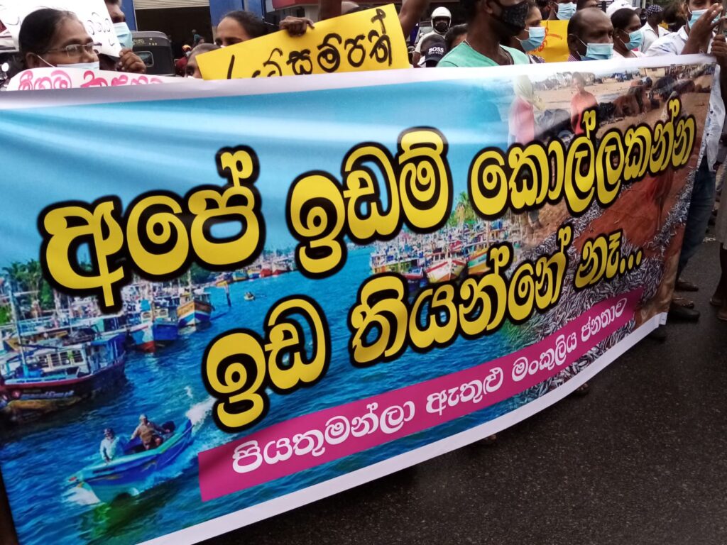 මීගමුව ඔරලෝසු කනුව මැදිකරගෙන මතුවූ ජනගඟ ඉදිරියටම…. 1 IMG 20211110 WA0006
