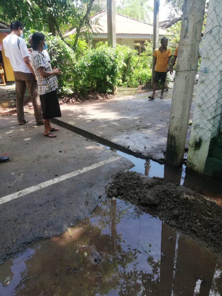 වතුර බස්සන්න පාර කපා අනතුරකට අත වනන අපුරු නිළධාරියෝ 1 IMG 20211113 WA0026