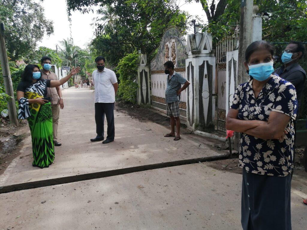 වතුර බස්සන්න පාර කපා අනතුරකට අත වනන අපුරු නිළධාරියෝ 4 IMG 20211113 143310