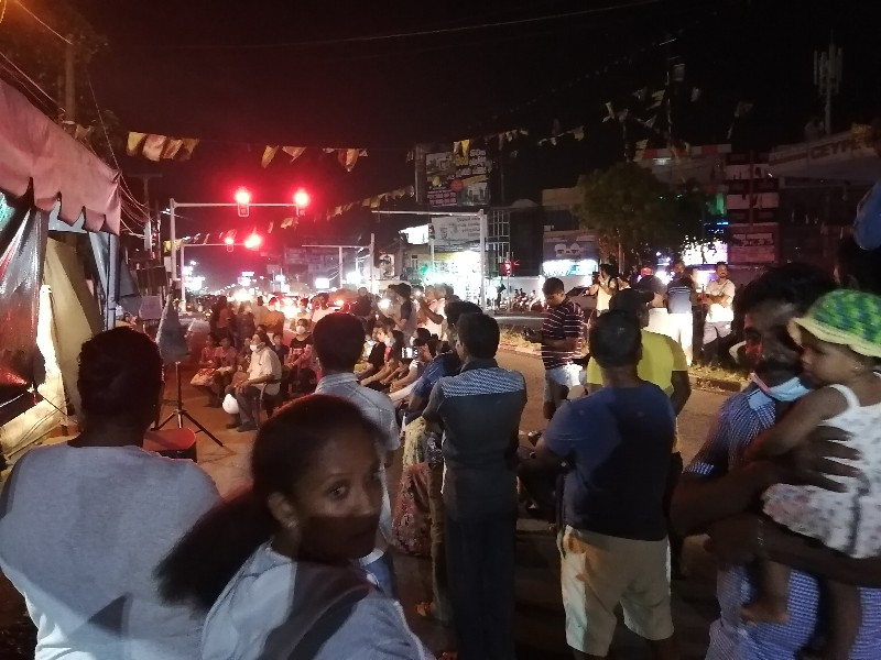 මිගමු අරගල බිමට පැමිණි රූකඩ මිතුරෝ. 3 wp 1656551912176