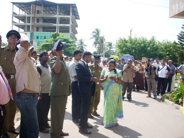 වෛද්‍ය සුදර්ශන බාලගේ විසින් අපචාරයට ලක්කර 06 වන මහලින් ඇද දැමූ අවස්ථාවේ ඡායාරූපයක්
