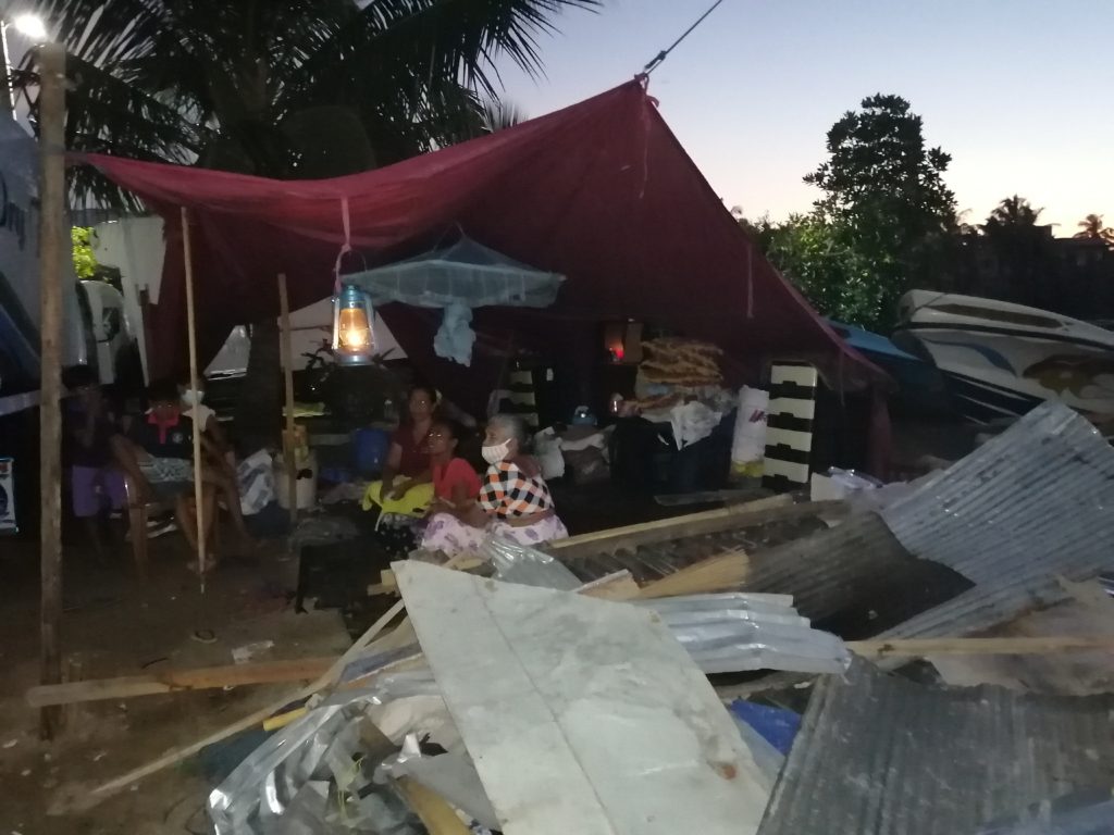 අසරණ කළ දරු පවුලගේ සහයට ගමක් එක්වෙයි.(වීඩියෝ) 1 IMG 20210122 184049