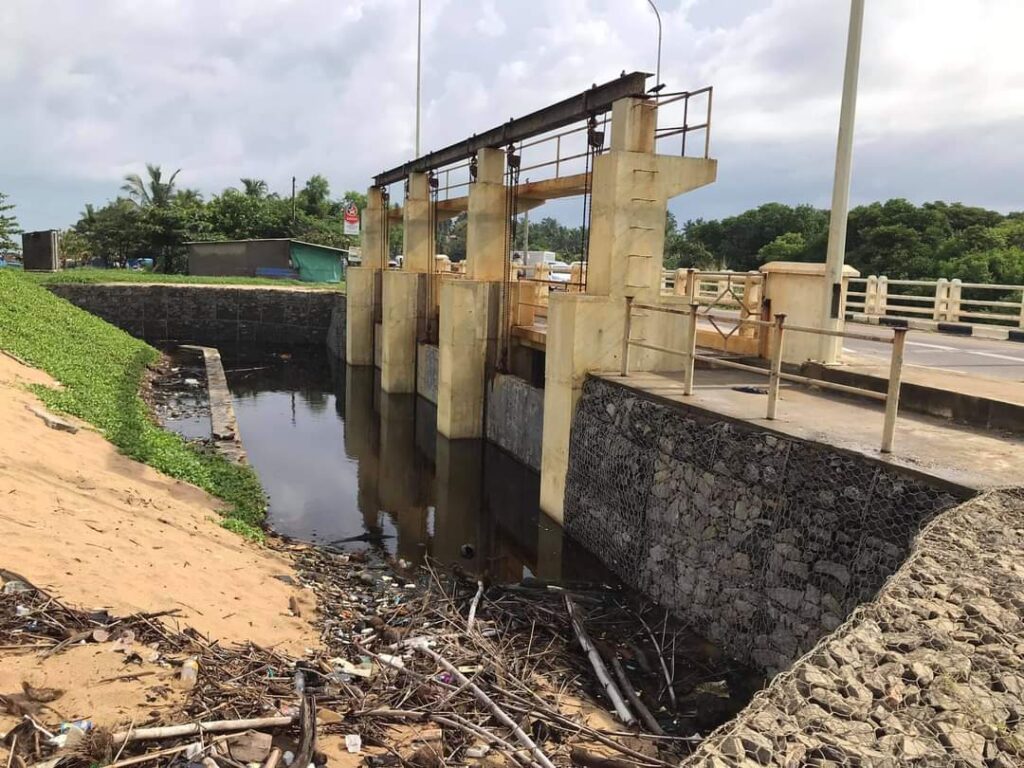 ගංවතුර බැස්සවීමට හැදූ ගංවතුර බැස නොයන උස්වැටකෙයියාවේ සොරොව්ව… 3 FB IMG 1622940300137 1