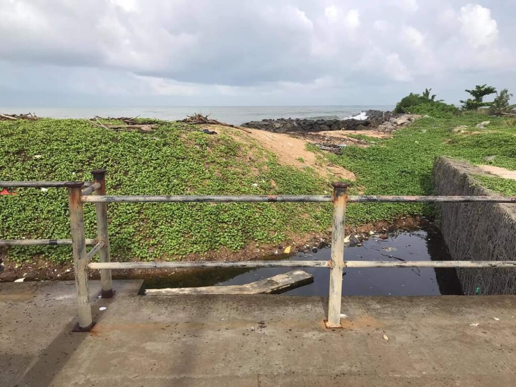 ගංවතුර බැස්සවීමට හැදූ ගංවතුර බැස නොයන උස්වැටකෙයියාවේ සොරොව්ව… 5 FB IMG 1622940328333