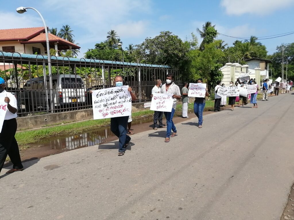 මිනිපෙට්ටි සාප්පුවට එරෙහිව මීගමුවේ අද විරෝධතා ... 10 IMG 20210704 100002