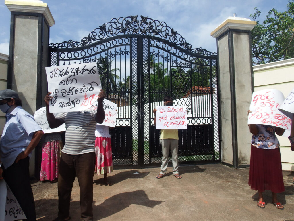 මිනිපෙට්ටි සාප්පුවට එරෙහිව මීගමුවේ අද විරෝධතා ... 7 protest 9