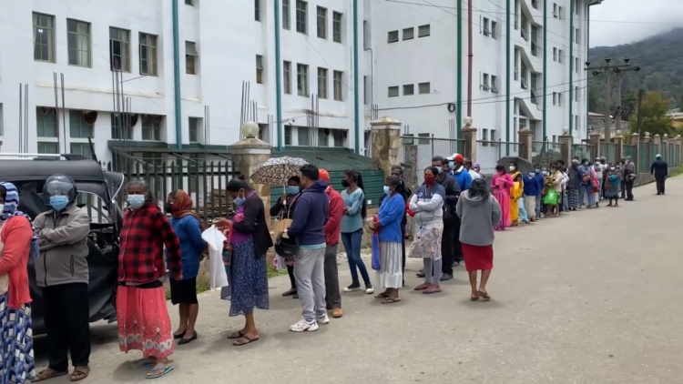 කොරෝනා මරණ ඉහල යද්දි රට පුරා පෝලිම්ද වැඩිවෙයි ! 1 cdb537457d43b52d1c1ea29fc4e5565e L