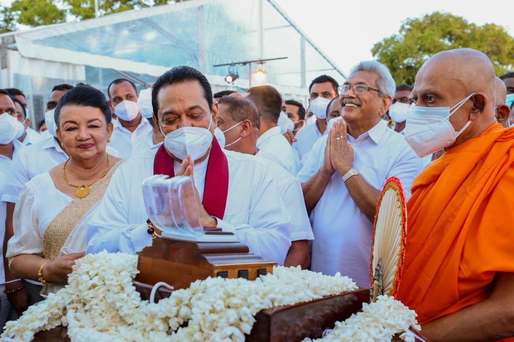 මුව ආවරණ නැතිවම, කොත් වහන්සේ නිරාවරණය කළ ජනපති.. 6 12