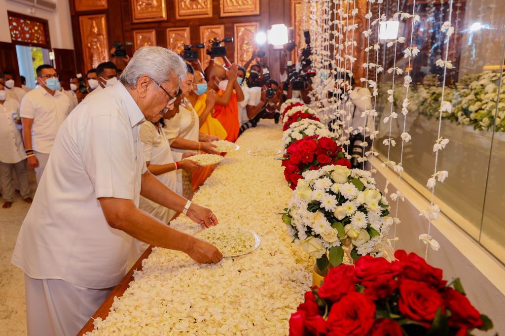 මුව ආවරණ නැතිවම, කොත් වහන්සේ නිරාවරණය කළ ජනපති.. 7 19
