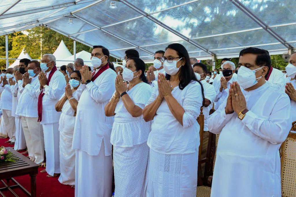 මුව ආවරණ නැතිවම, කොත් වහන්සේ නිරාවරණය කළ ජනපති.. 3 4