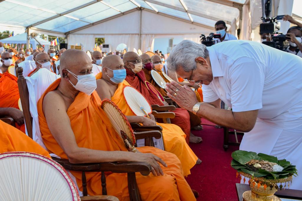 මුව ආවරණ නැතිවම, කොත් වහන්සේ නිරාවරණය කළ ජනපති.. 2 7