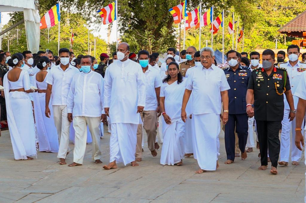 මුව ආවරණ නැතිවම, කොත් වහන්සේ නිරාවරණය කළ ජනපති.. 5 9