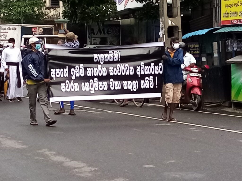 මීගමුව ඔරලෝසු කනුව මැදිකරගෙන මතුවූ ජනගඟ ඉදිරියටම…. 8 IMG 20211110 WA0009