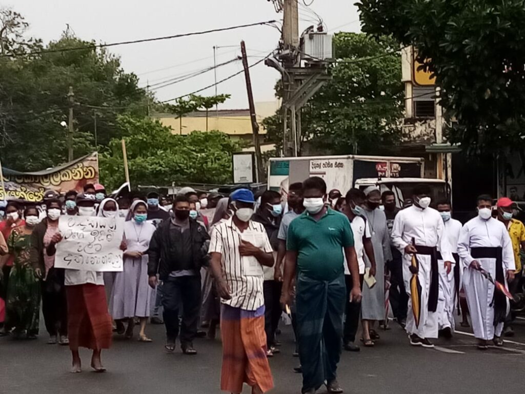 මීගමුව ඔරලෝසු කනුව මැදිකරගෙන මතුවූ ජනගඟ ඉදිරියටම…. 6 IMG 20211110 WA0015