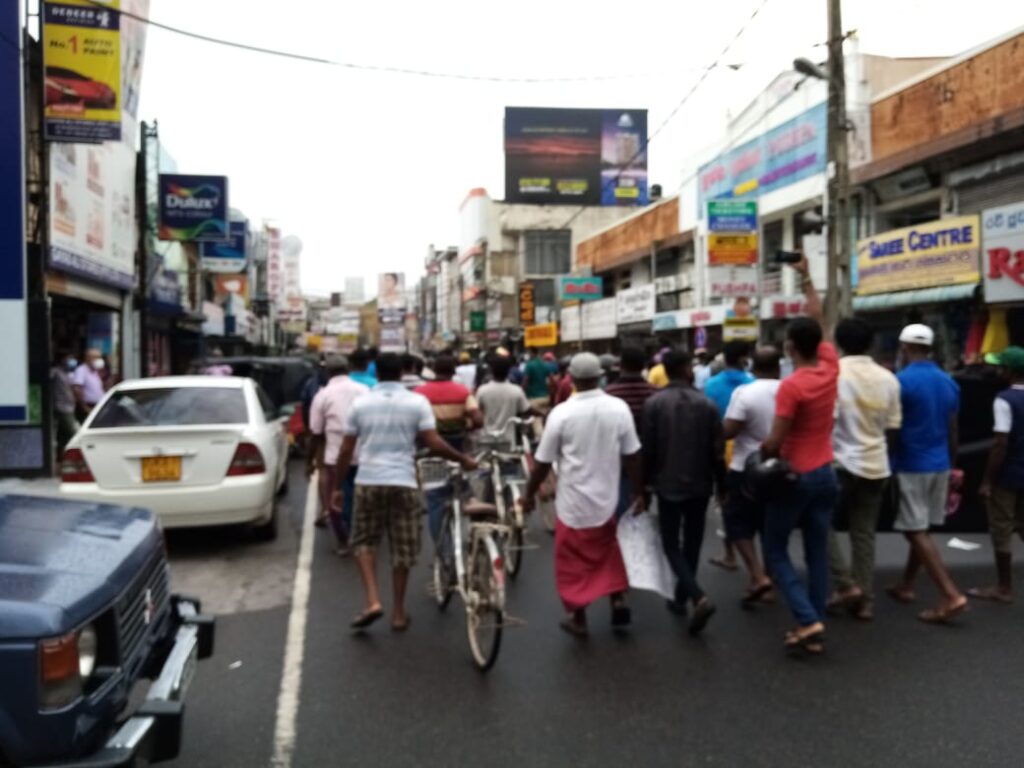මීගමුව ඔරලෝසු කනුව මැදිකරගෙන මතුවූ ජනගඟ ඉදිරියටම…. 5 IMG 20211110 WA0017