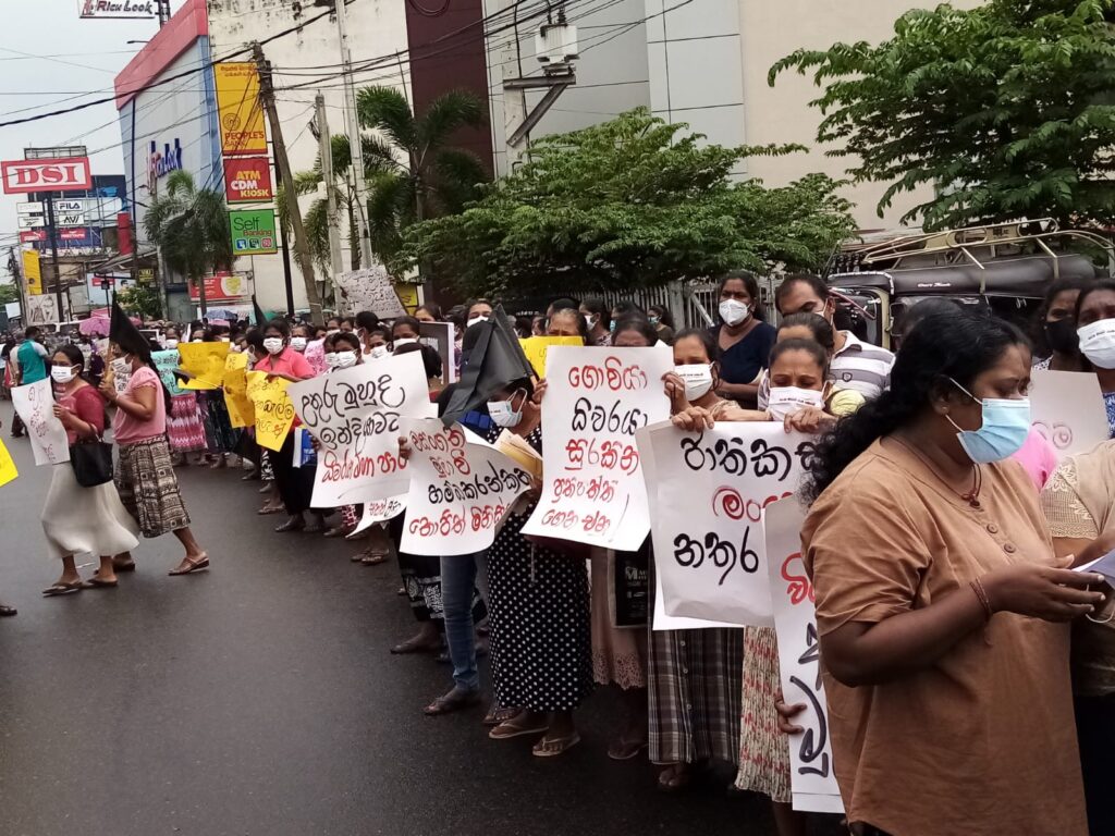 මීගමුව ඔරලෝසු කනුව මැදිකරගෙන මතුවූ ජනගඟ ඉදිරියටම…. 2 IMG 20211110 WA0019