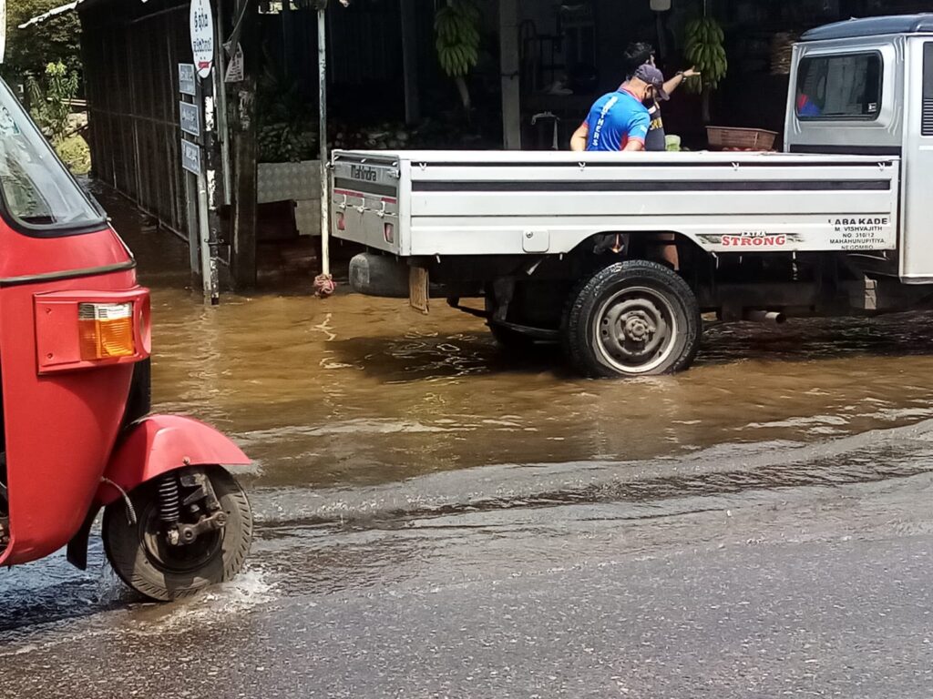 ගංවතුර නිසා පීඩාවට පත්වී සිටින තිඹිරිගස්කටුව ජනතාව … 4 IMG 20211111 WA0009
