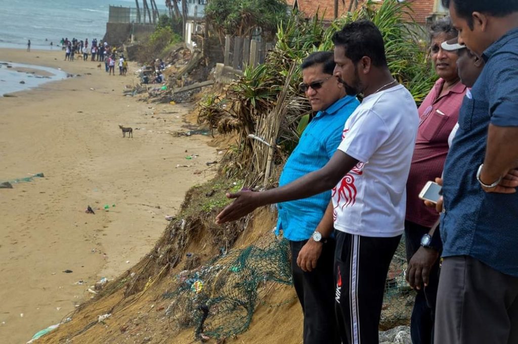 ලංසලා කථා නොකරන, බේබිලා රේස් යන ෆෝට් සිටි ශාපය 4 This image has an empty alt attribute; its file name is විජිත-හේරත්-මෝරවලට.jpg