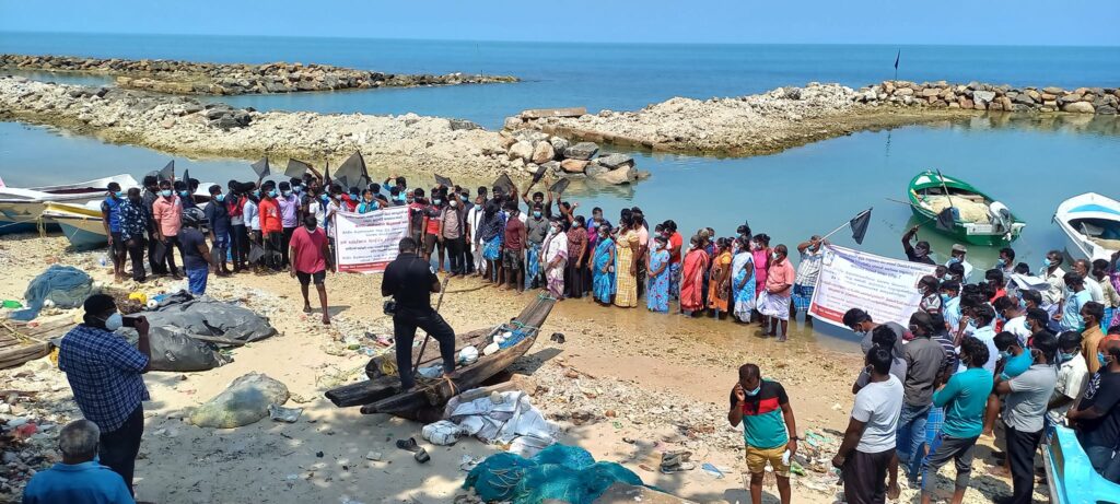 උතුරේ ධීවරයෝ අරගල භූමිය වෙනස් කරති. 1 273275517 4743140529107613 4519353495648151054 n