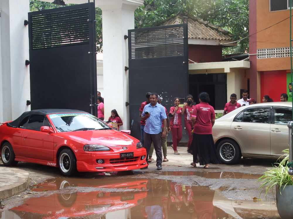හරිස්වන්ද්ර විදුහලේ වානිජ දිනය සමරන්න අරමුදල් හොයන දරුවෝ . 1 student 6